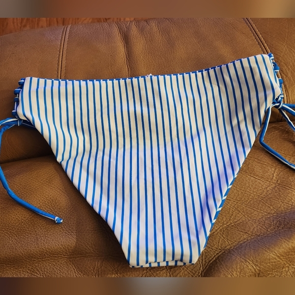 CUPSHE NWT women's bikini BOTTOM blue/white stripes reversible to white w/ blue - Picture 4 of 6